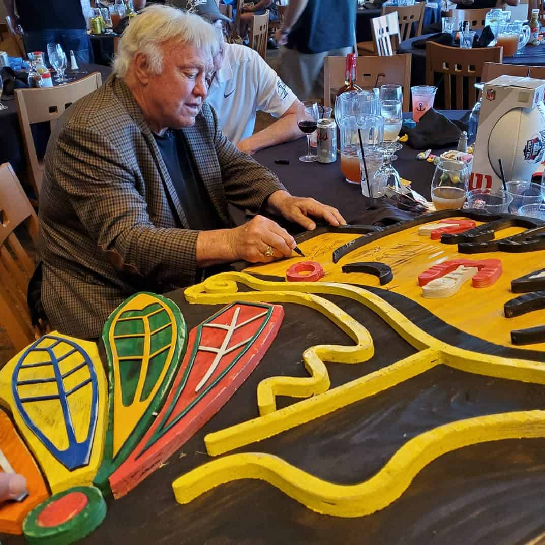 Bobby Hull signs Chris Knight wood carving
